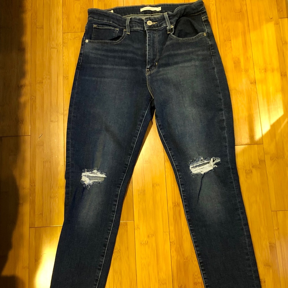 Levi’s 721 High Rise Skinny Distressed jeans